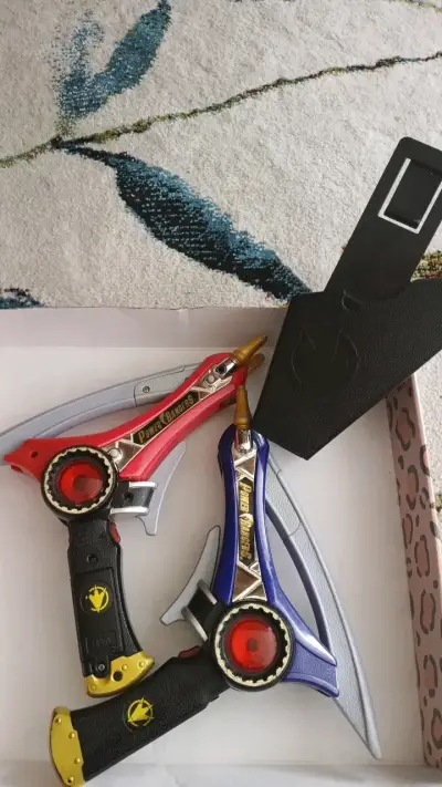 Espadas de juguete Power Rangers con detalles coloridos - miniatura 1