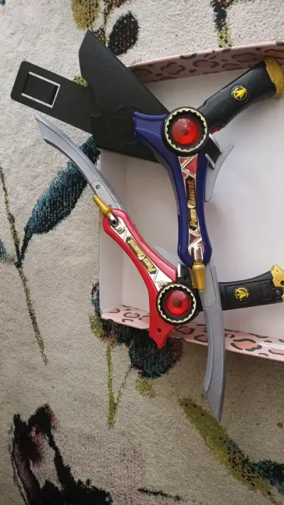 Espadas de juguete Power Rangers con detalles coloridos - miniatura 2