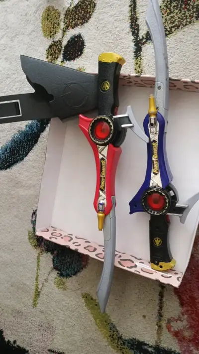 Espadas de juguete Power Rangers con detalles coloridos - miniatura 3