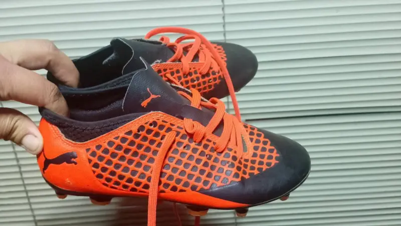 Botines de fútbol Puma naranja y negro - 1