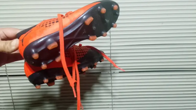 Botines de fútbol Puma naranja y negro - 2