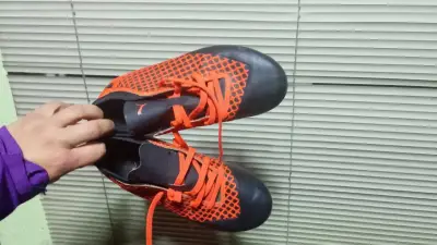Botines de fútbol Puma naranja y negro - miniatura 3