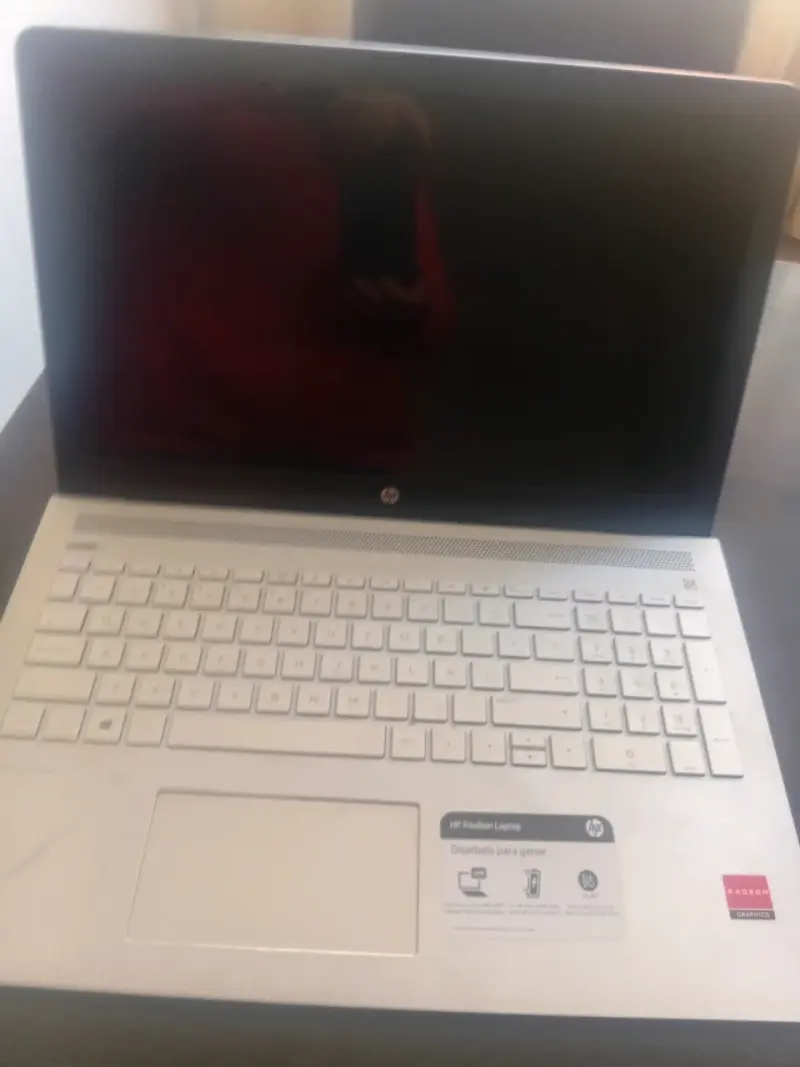 Laptop HP Pavilion con Gráficos Radeon - 2