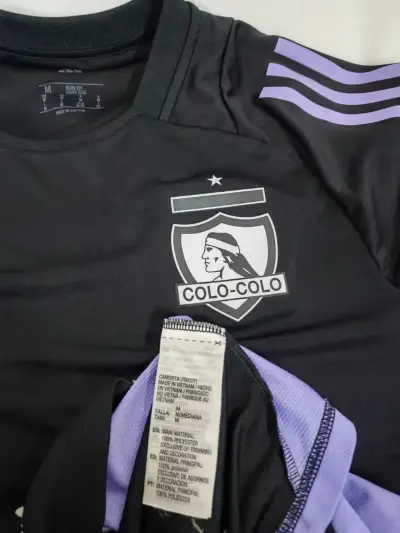 Camiseta Colo-Colo Negra y Morada Talla M - miniatura 2