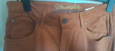 Jeans Wrangler color terracota para hombre - miniatura 2