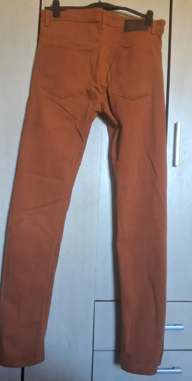 Jeans Wrangler color terracota para hombre - 3