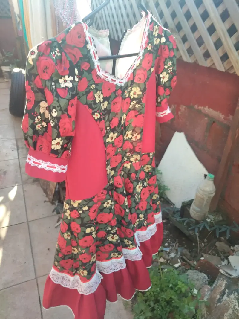 Vestido folclórico floral rojo con encaje - 1