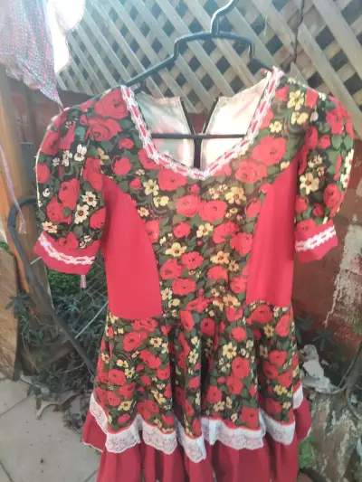 Vestido folclórico floral rojo con encaje - miniatura 2