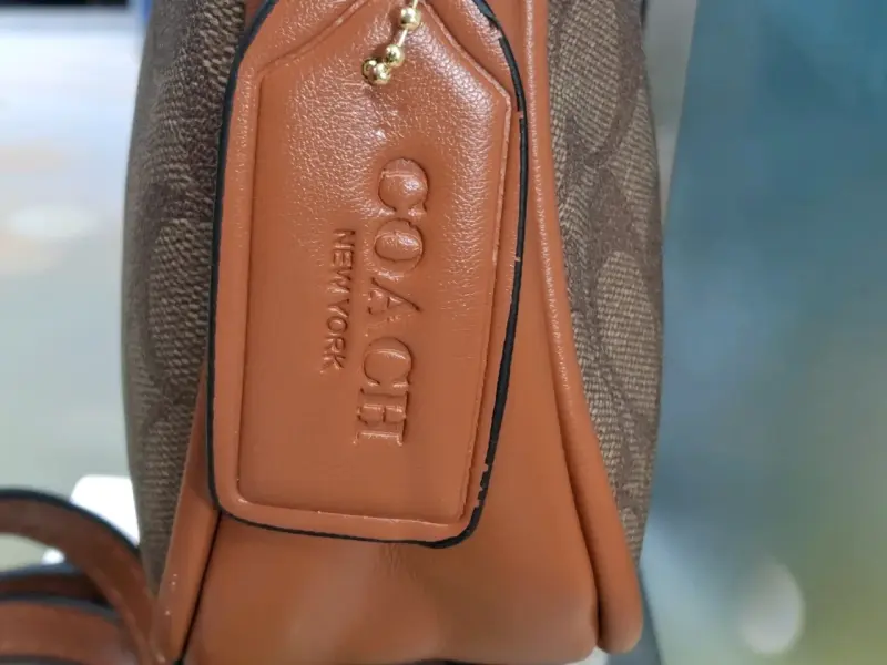 Cartera de hombro Coach marrón con cadena - 4