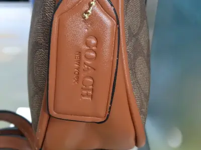 Cartera de hombro Coach marrón con cadena - miniatura 4