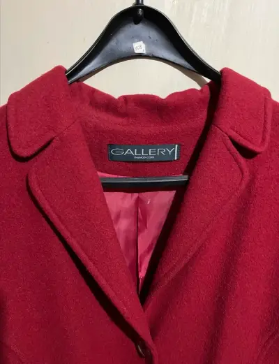 Abrigo rojo elegante para mujer Gallery - miniatura 3