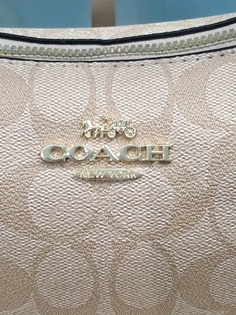 Cartera Coach beige con correa ajustable - 2