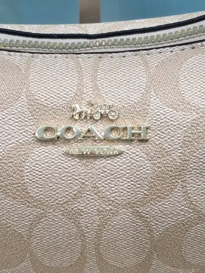 Cartera Coach beige con correa ajustable - miniatura 2