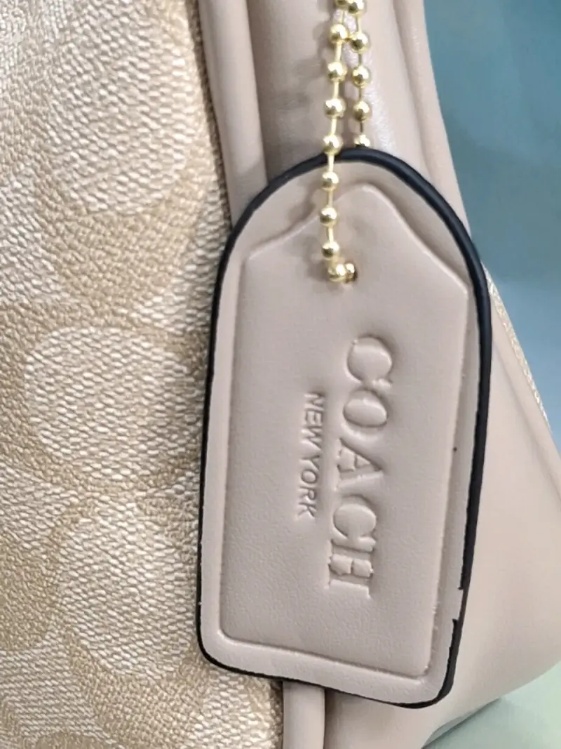 Cartera Coach beige con correa ajustable - 3