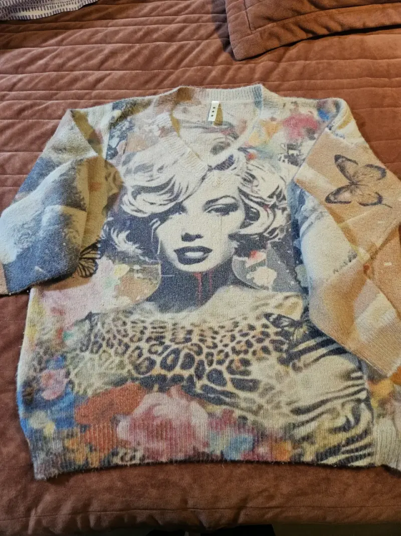 Suéter estampado con diseño artístico - 1