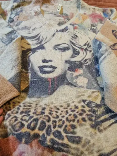 Suéter estampado con diseño artístico - miniatura 2