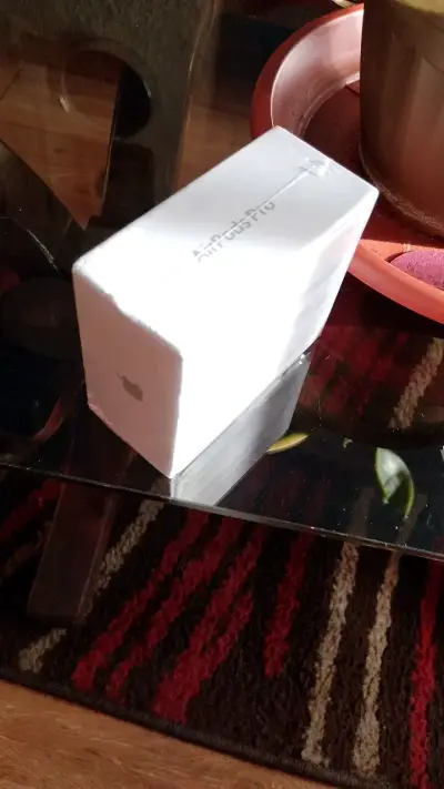 Audífonos inalámbricos Apple AirPods Pro nuevos - miniatura 3
