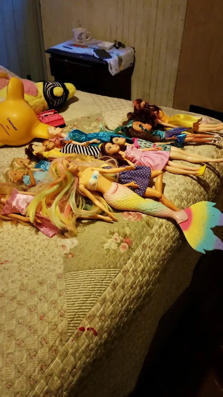 Lote de muñecas tipo Barbie con sirena y ropa variada - 1