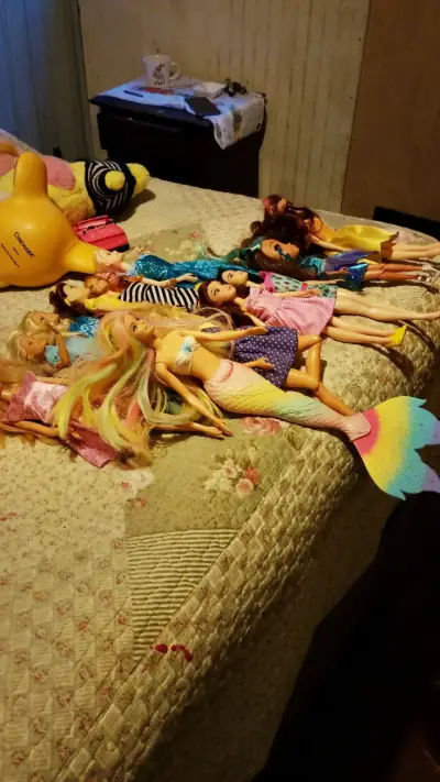 Lote de muñecas tipo Barbie con sirena y ropa variada - miniatura 1