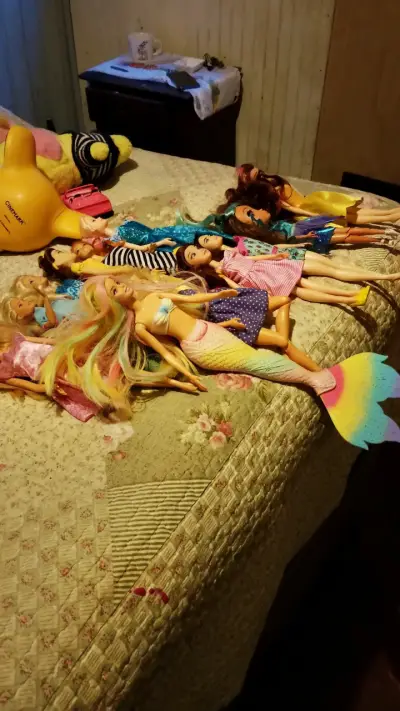 Lote de muñecas tipo Barbie con sirena y ropa variada - miniatura 2
