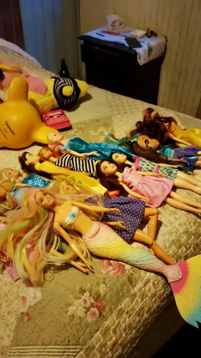 Lote de muñecas tipo Barbie con sirena y ropa variada - miniatura 3