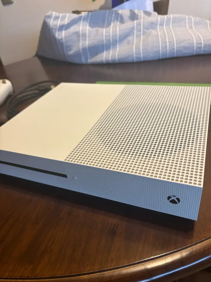 Consola Xbox One S con dos controles y cables - 1