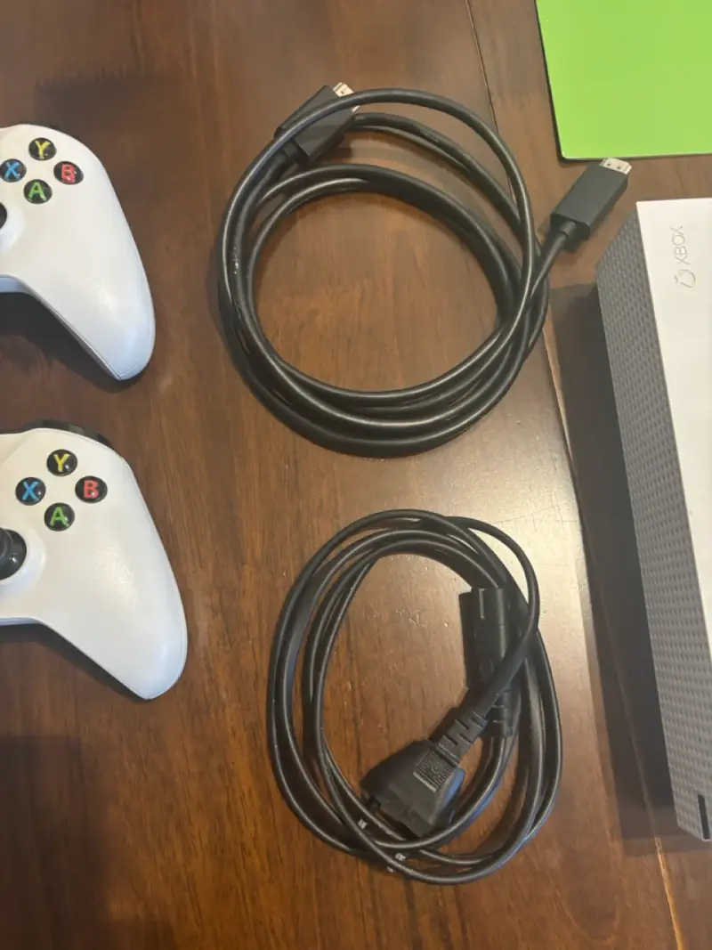 Consola Xbox One S con dos controles y cables - 2