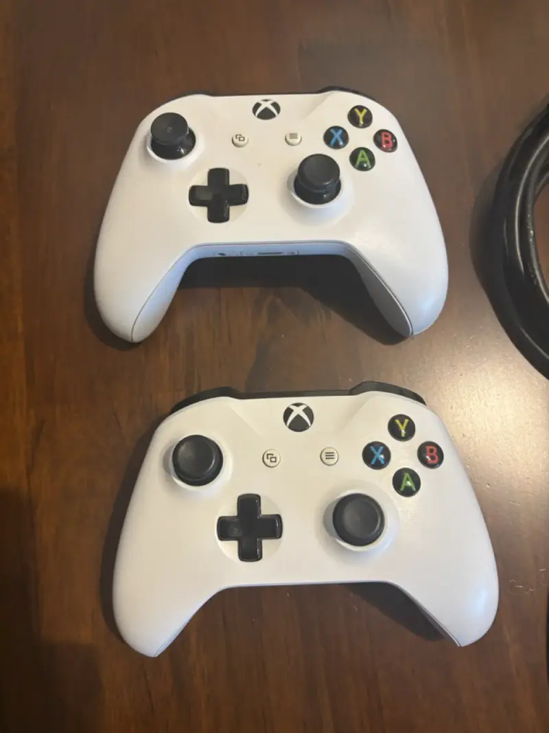 Consola Xbox One S con dos controles y cables - 3