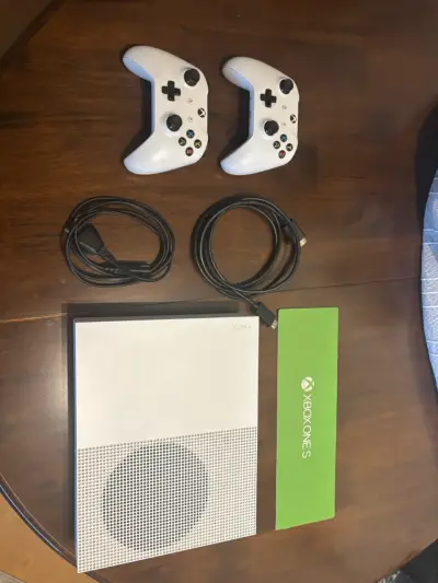 Consola Xbox One S con dos controles y cables - miniatura 4