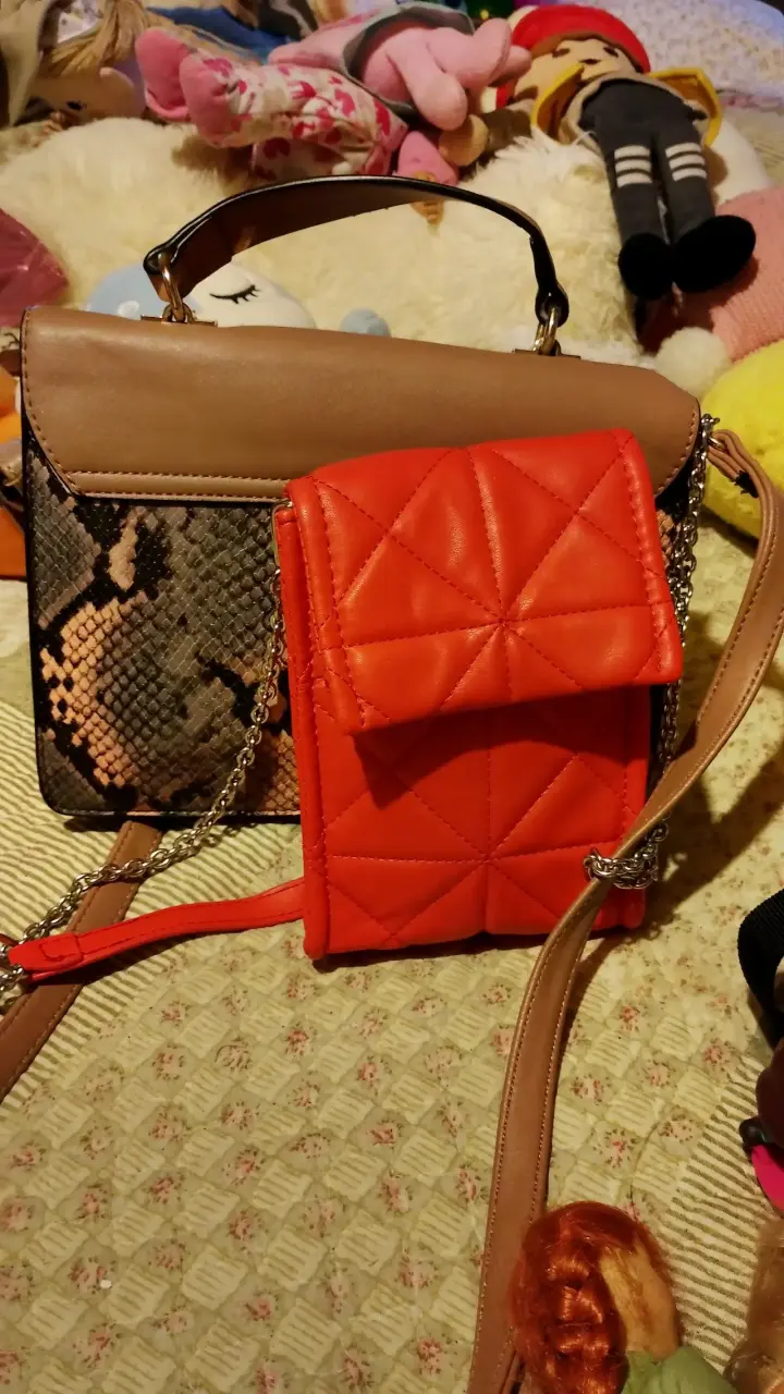 Bolso de mano beige con diseño de serpiente - 2