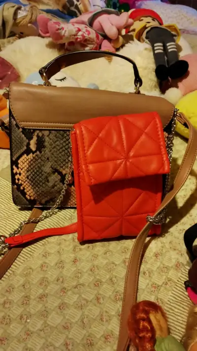 Bolso de mano beige con diseño de serpiente - miniatura 3