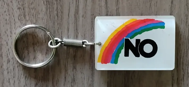 Llavero con diseño arcoíris y texto 'NO' - 1