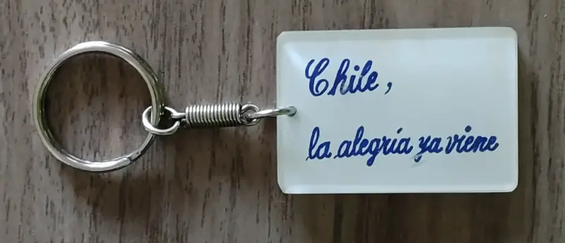 Llavero con diseño arcoíris y texto 'NO' - 2
