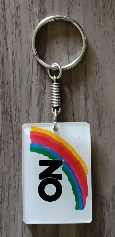 Llavero con diseño arcoíris y texto 'NO' - miniatura 3