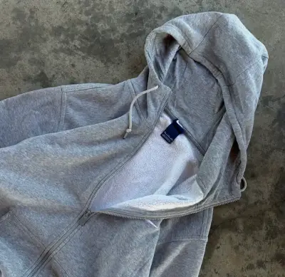 Polerón con capucha gris Nike para hombre - miniatura 4