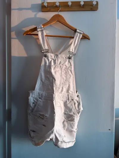 Jardinera corta blanca desgastada para mujer - miniatura 1