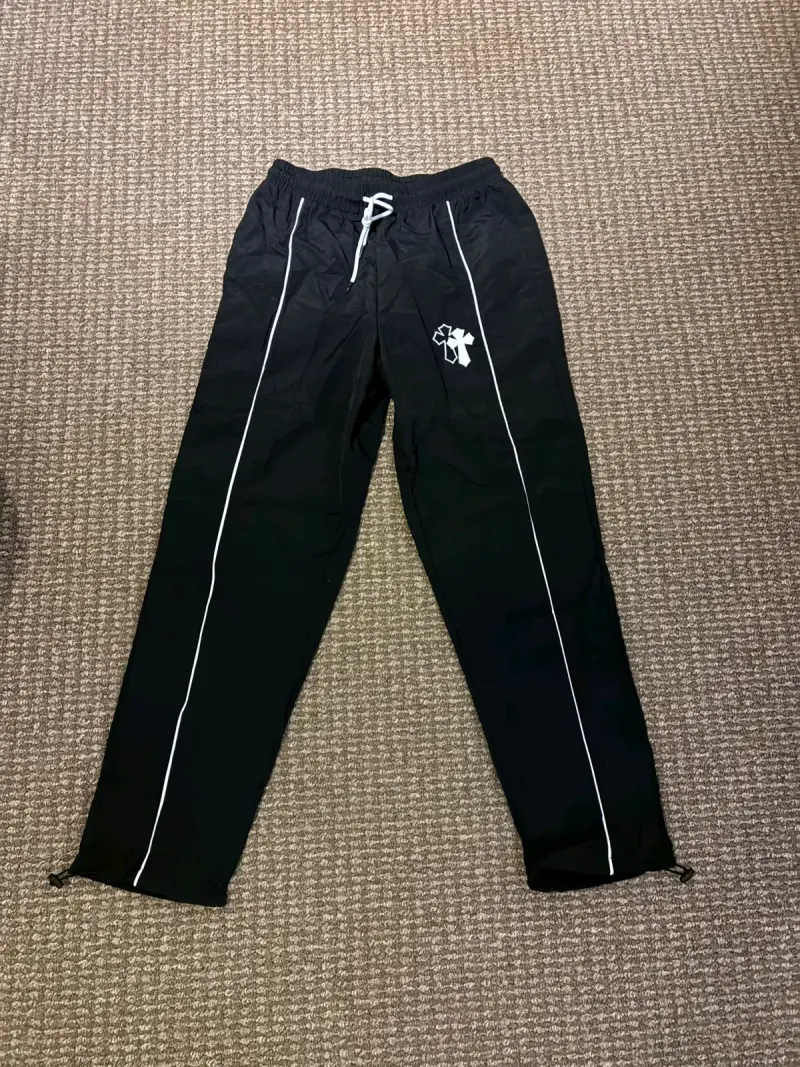 Pantalones deportivos negros con diseño lateral