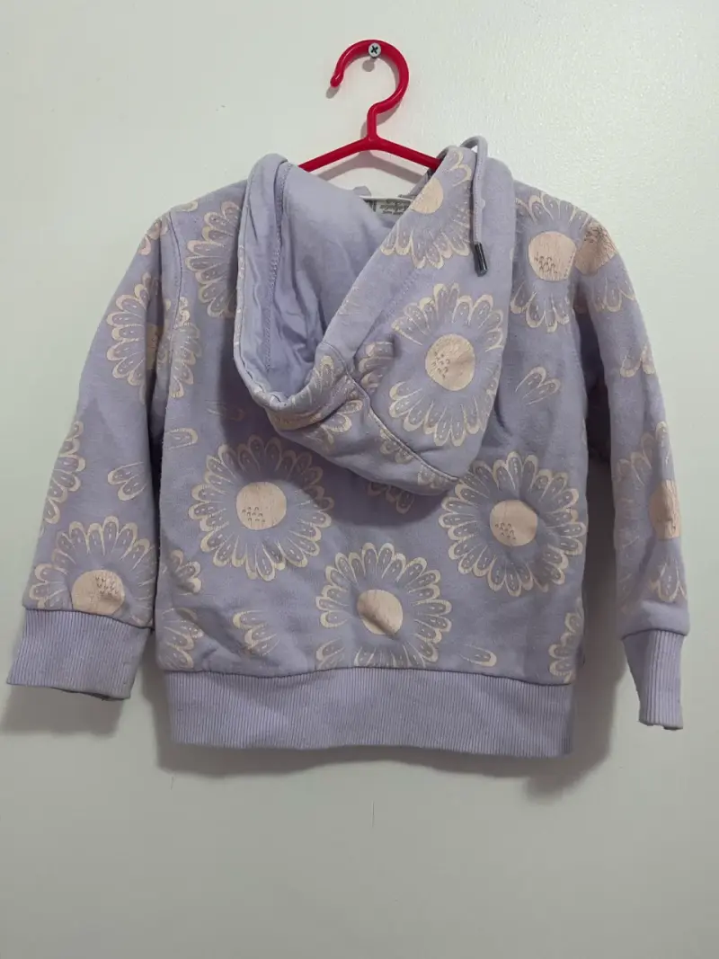 Polerón infantil con capucha y diseño floral - 2