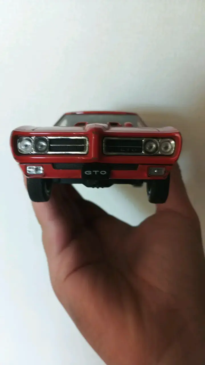 Modelo a escala de auto clásico rojo - 5