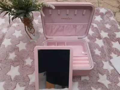 Estuche de joyas rosa Pandora con espejo - miniatura 2