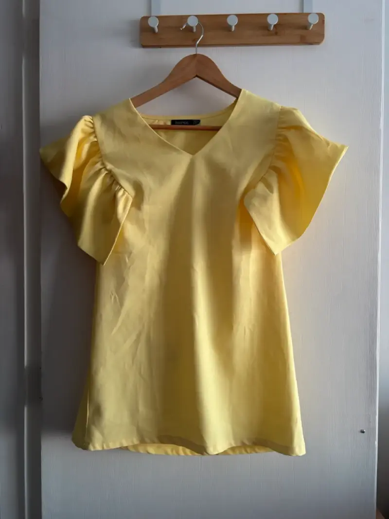 Vestido amarillo con mangas abullonadas Boohoo