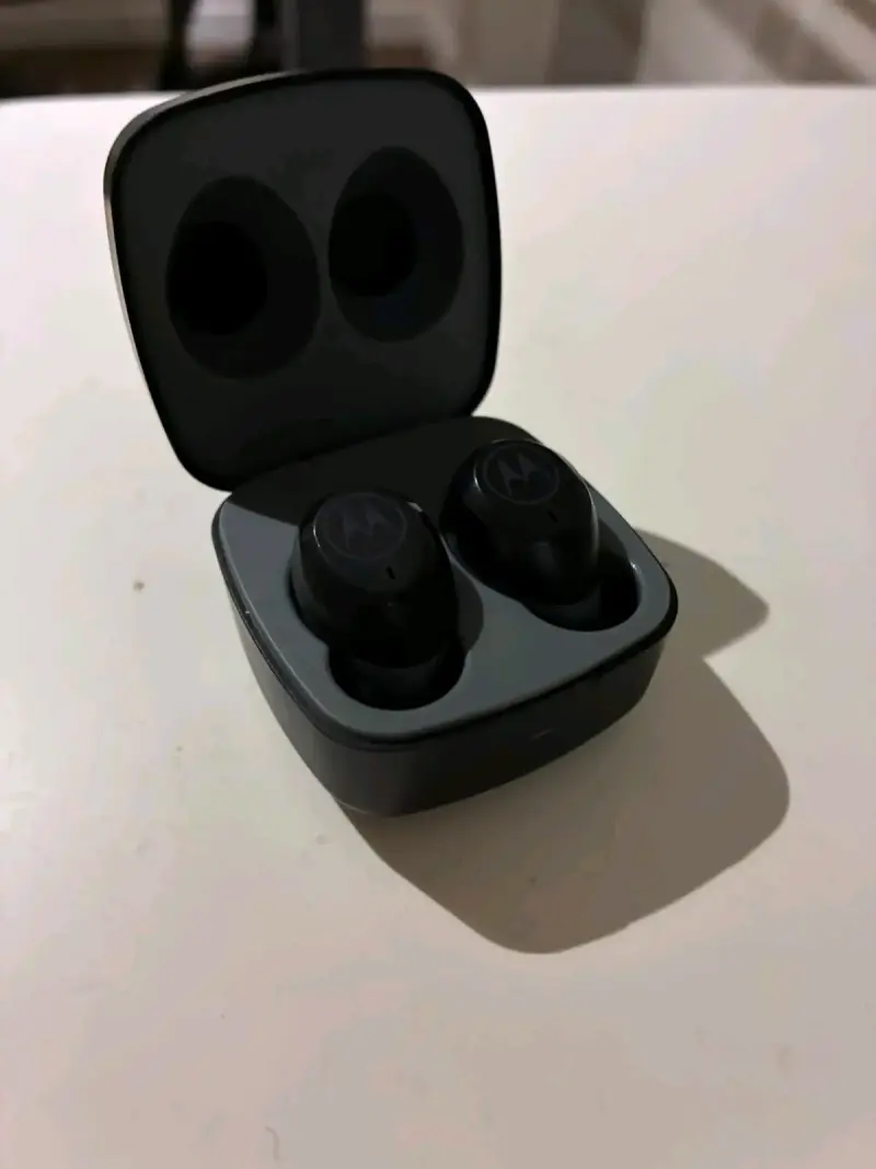 Auriculares inalámbricos Motorola con estuche de carga - 2