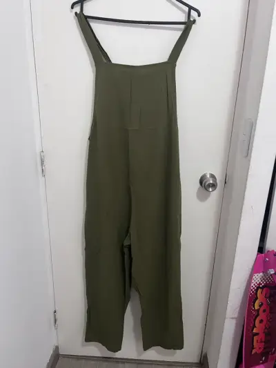 Overall verde oliva para mujer con tirantes ajustables - miniatura 2