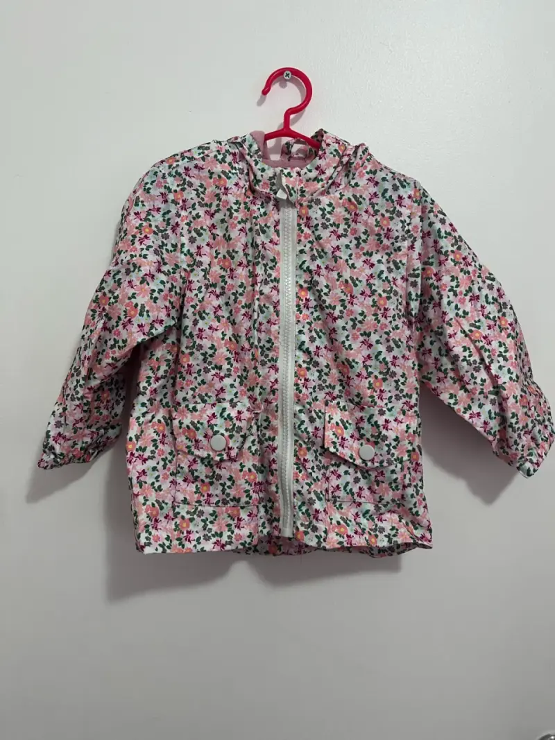 Chaqueta impermeable infantil con estampado floral - 1
