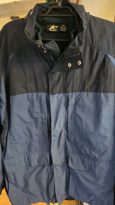 Chaqueta impermeable azul y negra Athletech - miniatura 1