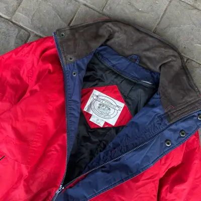 Chaqueta Roja John Ashford con Cuello de cuero - miniatura 3