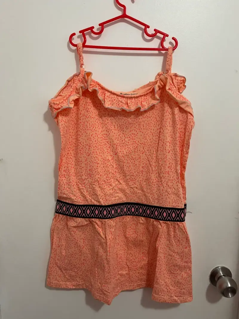 Vestido sin mangas color durazno con volantes - 1