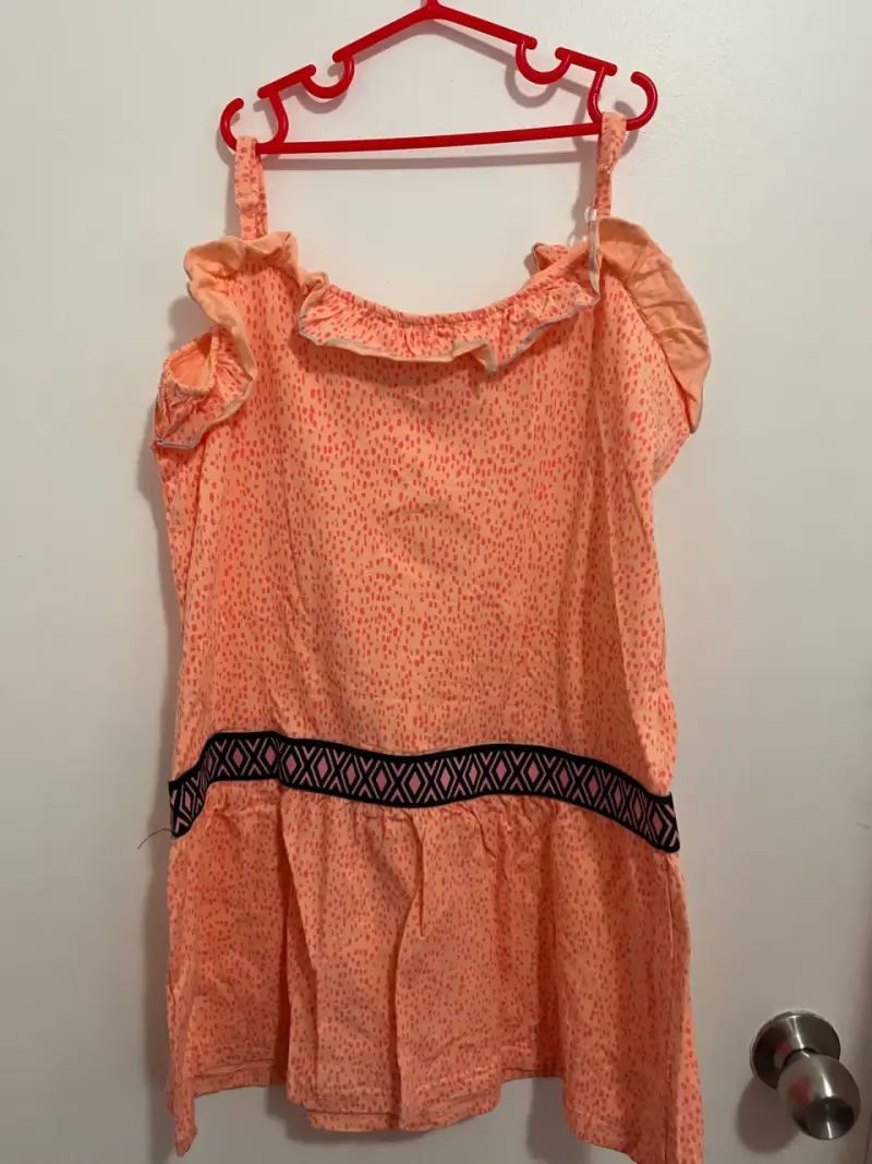 Vestido sin mangas color durazno con volantes - 2