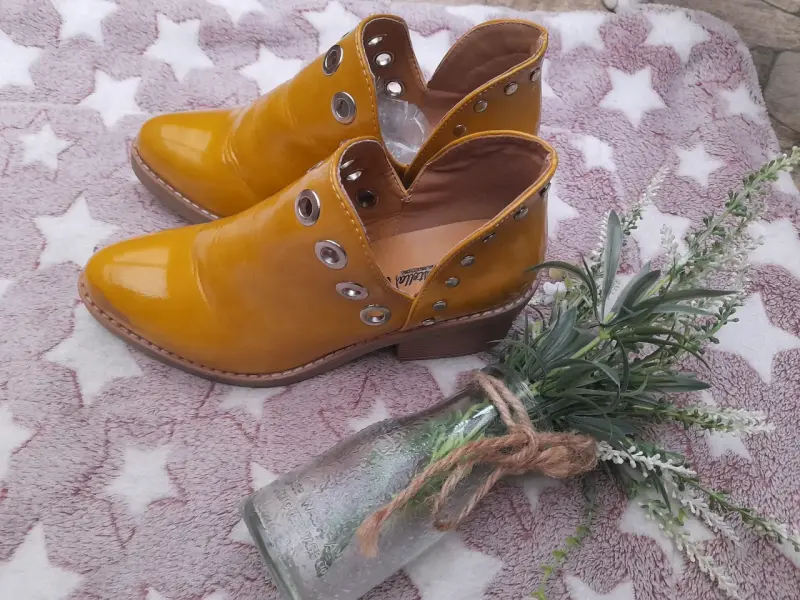 Botines amarillos de cuero con ojales metálicos - 1
