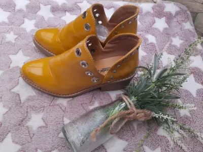 Botines amarillos de cuero con ojales metálicos - miniatura 1
